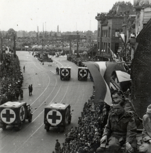 805472 Afbeelding van enkele Rode Kruis legervoertuigen tijdens de Memorial D-Day Parade van de 3rd Canadian Infantry ...